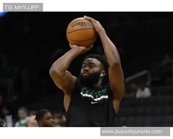 杰伦布朗弧顶三分精准回应个人得分已突破30分展现强大实力