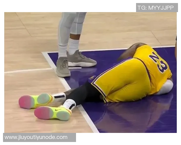 湖人新更衣室揭秘詹姆斯柜内浓眉球衣悬挂引发球迷热议