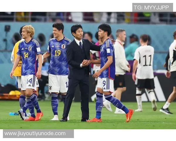 日本队3-0战胜玻利维亚球员们向执教百场的森保一献上祝福